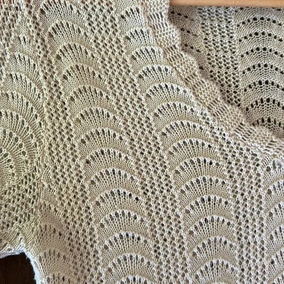 Beige cream Knit Scalloped V-Neck Top fits like a medium - Picture 3 of 5
